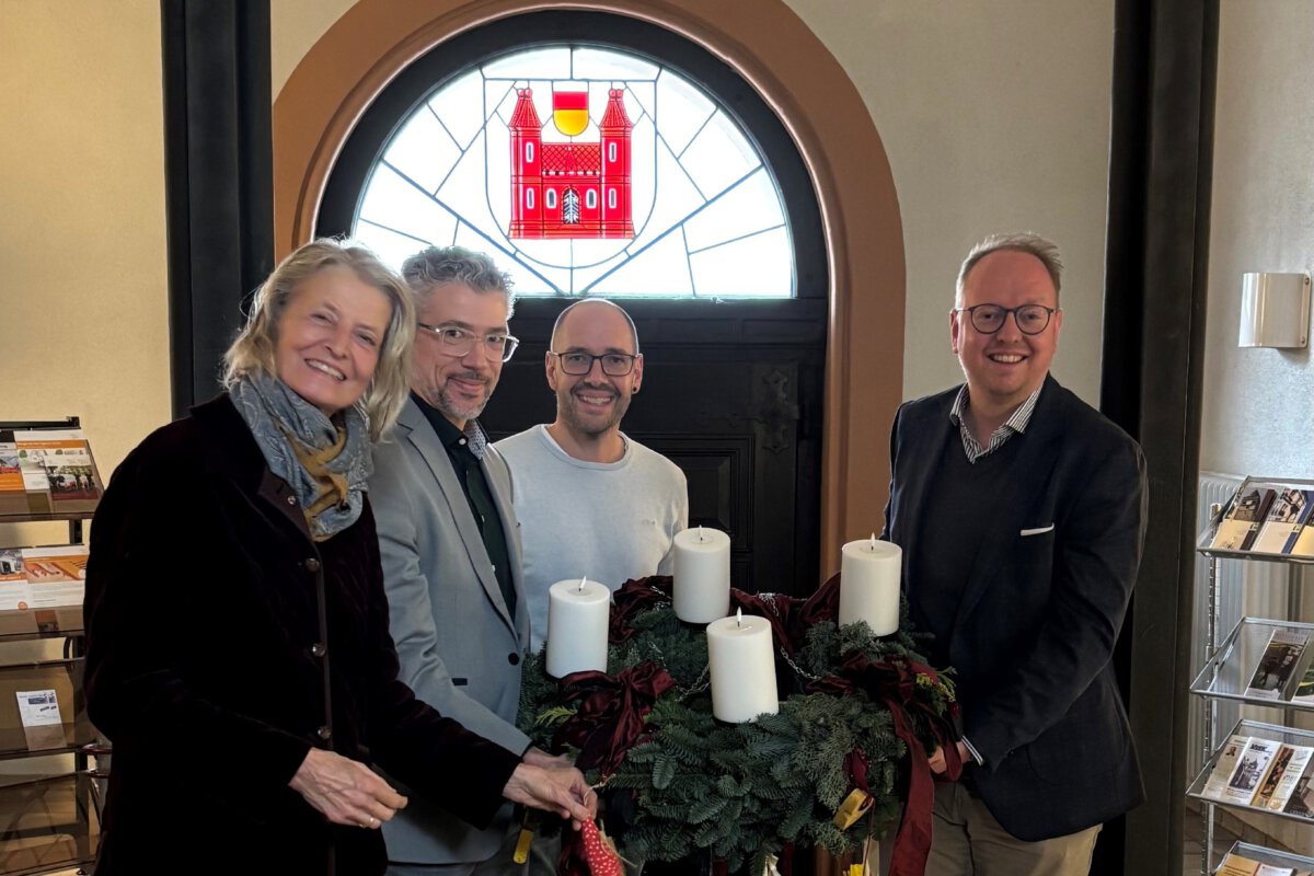 Ein Adventskranz als Zeichen der Hoffnung: Übergabe an den Bürgermeister der Stadt Lich